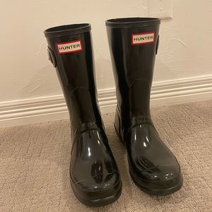 Hunter short gloss rain boots. Only worn a few times.